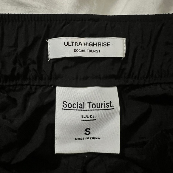 Hollister Black Cargo Shorts with Comfortable Fit - Picture 4 of 4